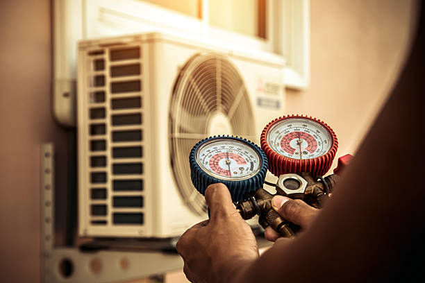 Professional Hvac Installation technician working in Wimauma, FL